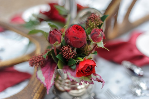 Decoraciones de la boda para la ceremonia en la calle en invierno.