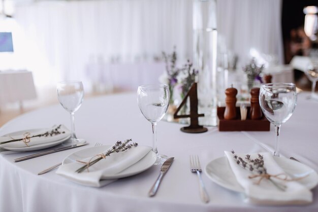 Decoraciones de boda elegantes hechas de flores naturales y elementos verdes.