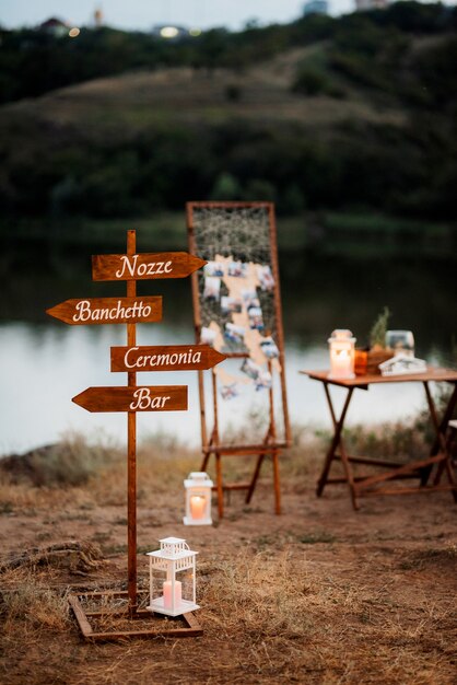 Decoraciones de boda elegantes hechas de flores naturales y elementos verdes.