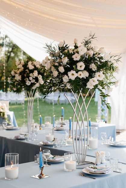 Decoraciones de boda elegantes hechas de flores naturales y elementos verdes.