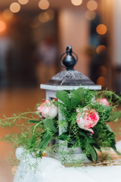 Decoraciones de boda elegantes hechas de flores naturales y elementos verdes.