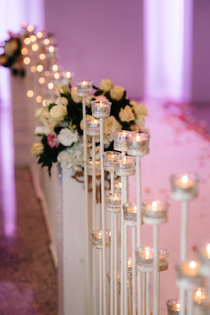 Decoraciones de boda elegantes hechas de flores naturales y elementos verdes.