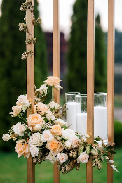 Decoraciones de boda elegantes hechas de flores naturales y elementos verdes.