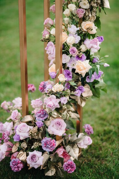 Decoraciones de boda elegantes hechas de flores naturales y elementos verdes.