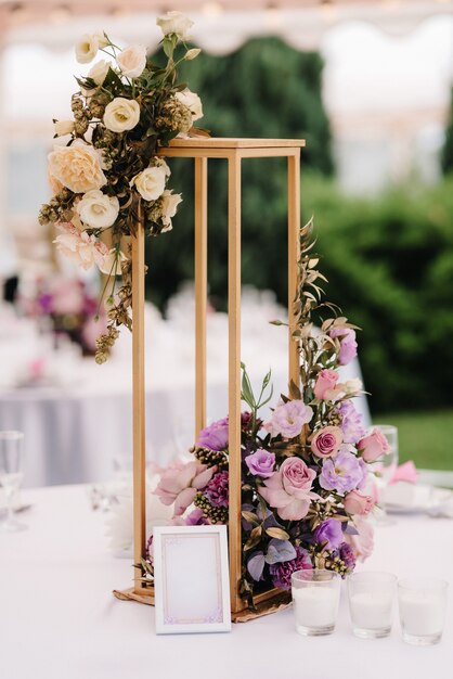 Decoraciones de boda elegantes hechas de flores naturales y elementos verdes.