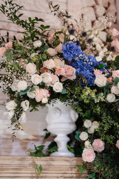 Decoraciones de boda elegantes hechas de flores naturales y elementos verdes.