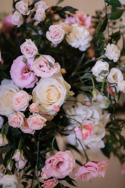 Decoraciones de boda elegantes hechas de flores naturales y elementos verdes.