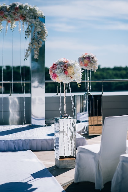 Decoraciones de boda de flores y un arco de boda para la ceremonia.