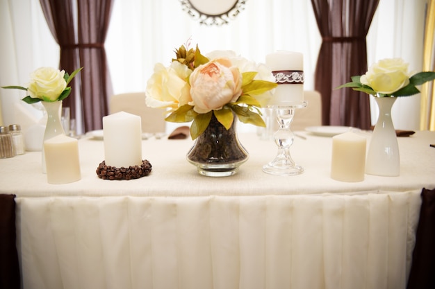 Decoraciones de boda, flores y granos de café.