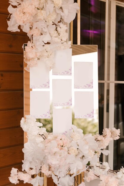 Foto decoraciones de boda un hermoso plano de asientos decorado con flores y espacio libre.