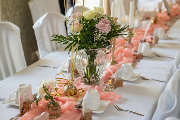 decoraciones de boda Poner la mesa de la boda con flores frescas decorativas detalles navideños