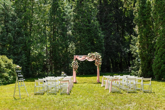 Decoraciones de ceremonia de boda sillas puntero de espejo y muchas flores en colores blanco y rosa