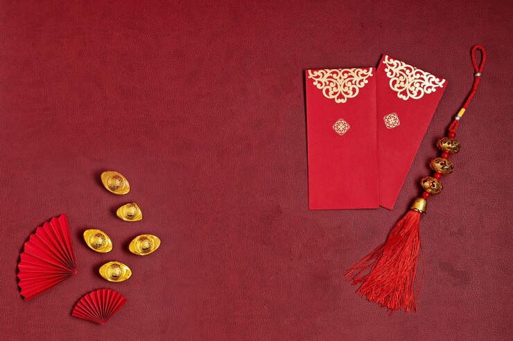 Decoraciones chinas de año nuevo con carteles chinos de buena suerte, ventiladores de papel, lingotes de oro y sobres.