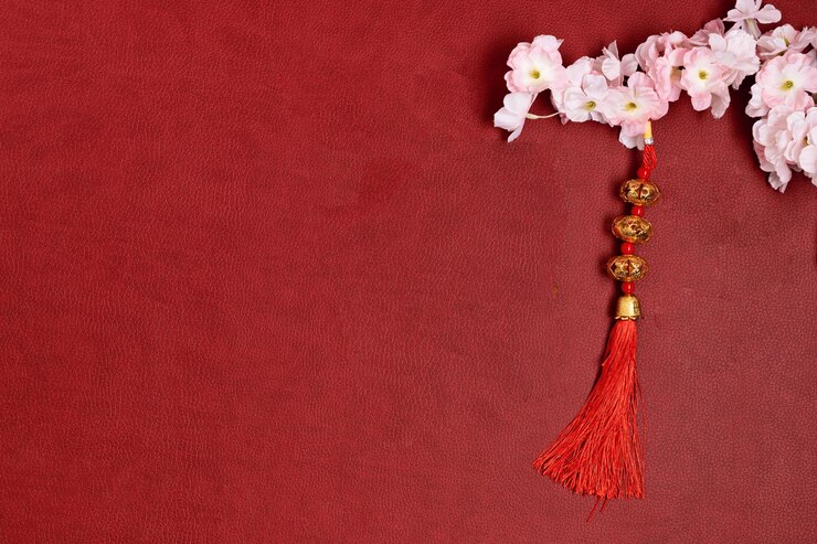 Decoraciones chinas de año nuevo con símbolo chino de buena suerte y flores Acostado plano con espacio