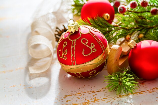 Decoraciones coloridas de la Navidad en el fondo de madera blanco