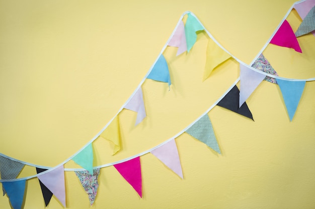 Foto decoraciones de cumpleaños colgando de la pared