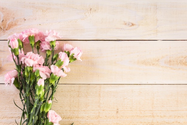 Decoraciones para el Día de la Madre en una tabla de madera.