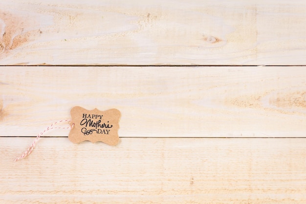 Decoraciones para el Día de la Madre en una tabla de madera.