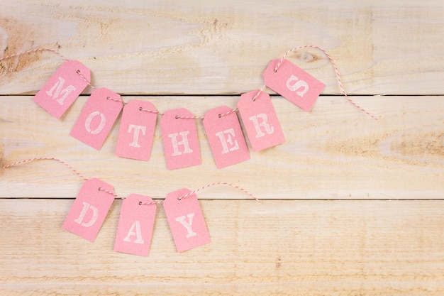 Decoraciones para el Día de la Madre en una tabla de madera.