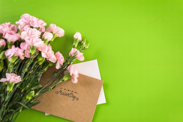 Decoraciones para el Día de la Madre en una tabla de madera.