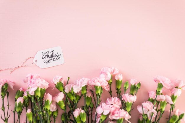 Decoraciones para el Día de la Madre en una tabla de madera.