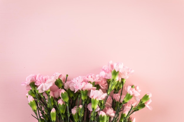 Decoraciones para el Día de la Madre en una tabla de madera.