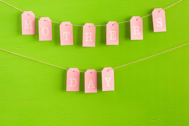 Decoraciones para el Día de la Madre en una tabla de madera.