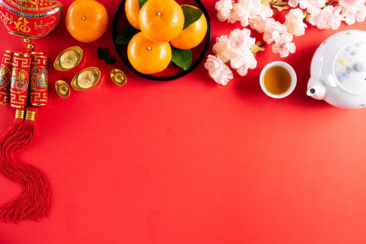 Foto decoraciones del festival de año nuevo chino sobre un fondo rojo.