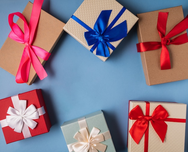 Decoraciones festivas de Navidad y año nuevo con cajas de regalo en azul