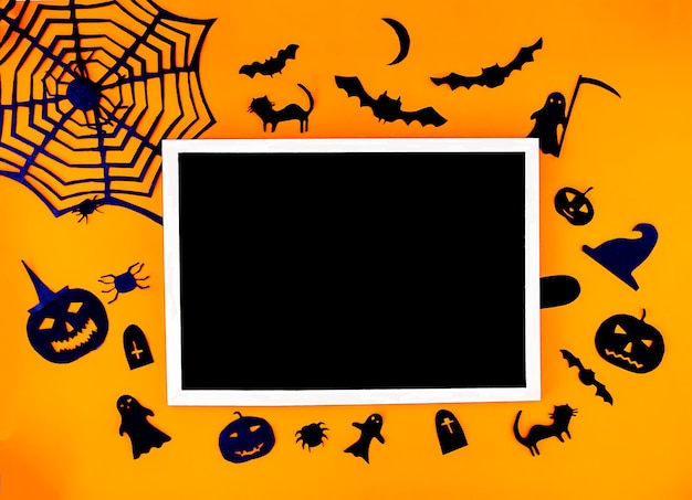 Decoraciones para fiesta de Halloween. Decoración de papel hecho a mano. Telaraña, calabaza, murciélago, gatos, fantasmas y arañas. Tarjeta de felicitación festiva, cartel, diseño de banner.