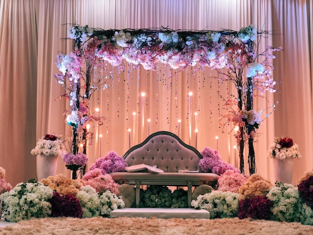 Decoraciones florales durante la ceremonia de la boda