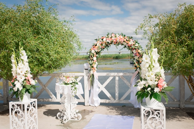 Decoraciones de flores frescas para la ceremonia de la boda.