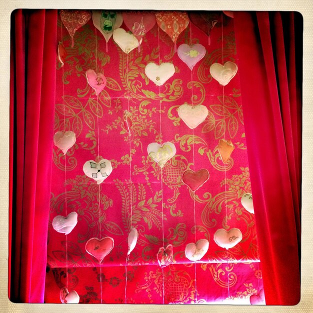 Foto decoraciones en forma de corazón en la ventana