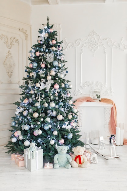 Decoraciones de una habitación con un árbol de Navidad decorado.