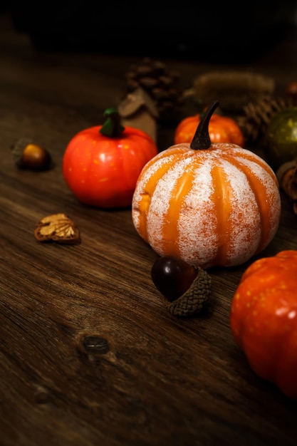 Decoraciones de Halloween fondo Halloween cabeza de calabaza aterradora en una mesa de madera concepto de vacaciones de Halloween