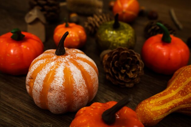 Decoraciones de Halloween fondo Halloween cabeza de calabaza aterradora en una mesa de madera concepto de vacaciones de Halloween