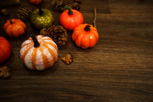 Decoraciones de Halloween fondo Halloween cabeza de calabaza aterradora en una mesa de madera concepto de vacaciones de Halloween