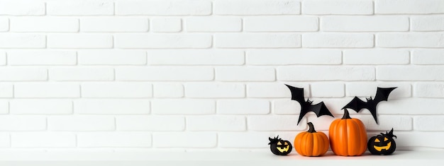 Foto decoraciones de halloween pared de ladrillo blanco con murciélagos y calabazas talladas