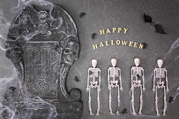 Decoraciones de Halloween sobre fondo negro concepto de halloween vista plana endecha superior truco o trato