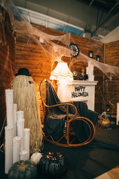 Decoraciones de Halloween Zona de fotos para Halloween en el interior con chimenea y mecedora