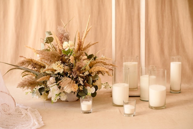 Decoraciones de hermosas flores secas en un jarrón blanco. Decoración de la habitación del hogar