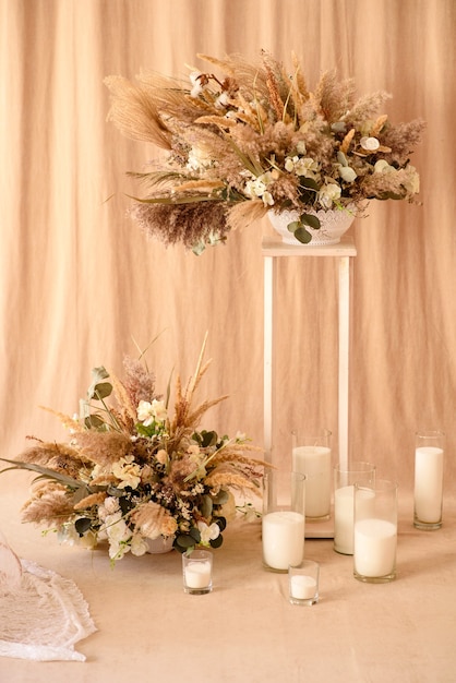 Decoraciones de hermosas flores secas en un jarrón blanco. Decoración de la habitación del hogar