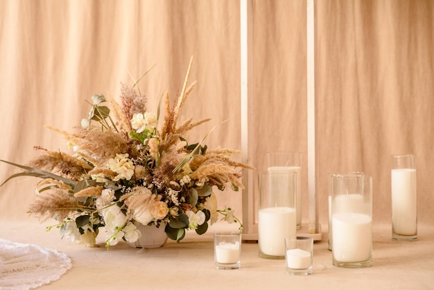 Decoraciones de hermosas flores secas en un jarrón blanco. Decoración de la habitación del hogar