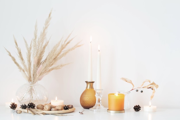 Decoraciones para el hogar de otoño con velas encendidas