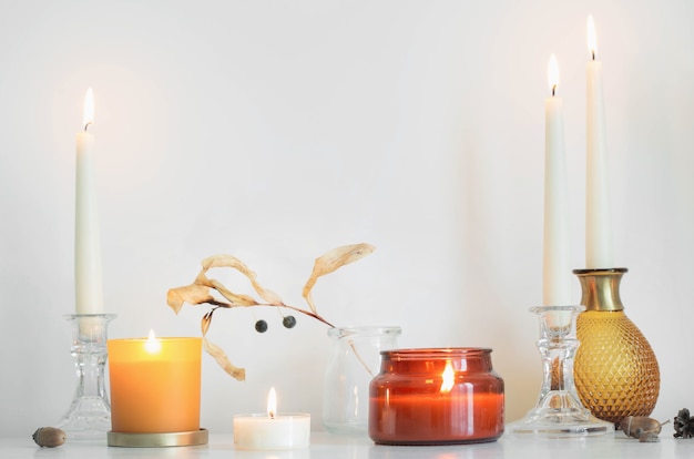 Decoraciones para el hogar de otoño con velas encendidas