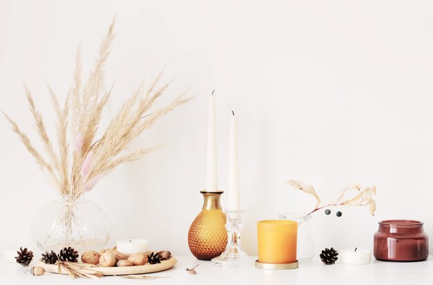 Decoraciones para el hogar de otoño con velas encendidas