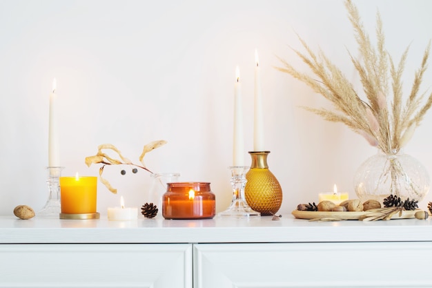 Decoraciones para el hogar de otoño con velas encendidas