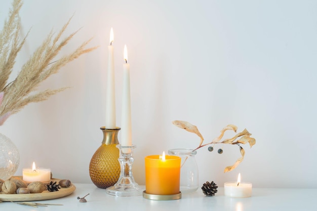 Decoraciones para el hogar de otoño con velas encendidas