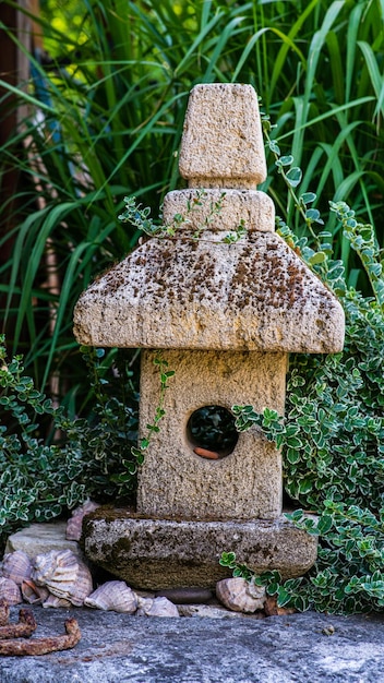 Decoraciones de jardín hechas de piedras y esculturas de piedra entre bonitos verdes