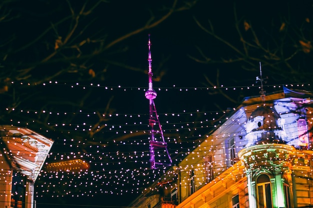 Decoraciones de luces navideñas en la ciudad por la noche